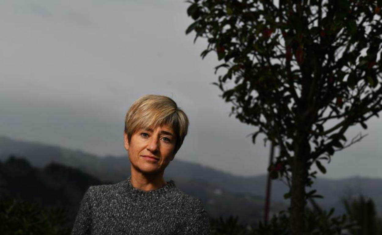 Pili Zabala, que abandonó la política hace unos meses y ha retomado la docencia, posa junto a su casa en Zarautz. 