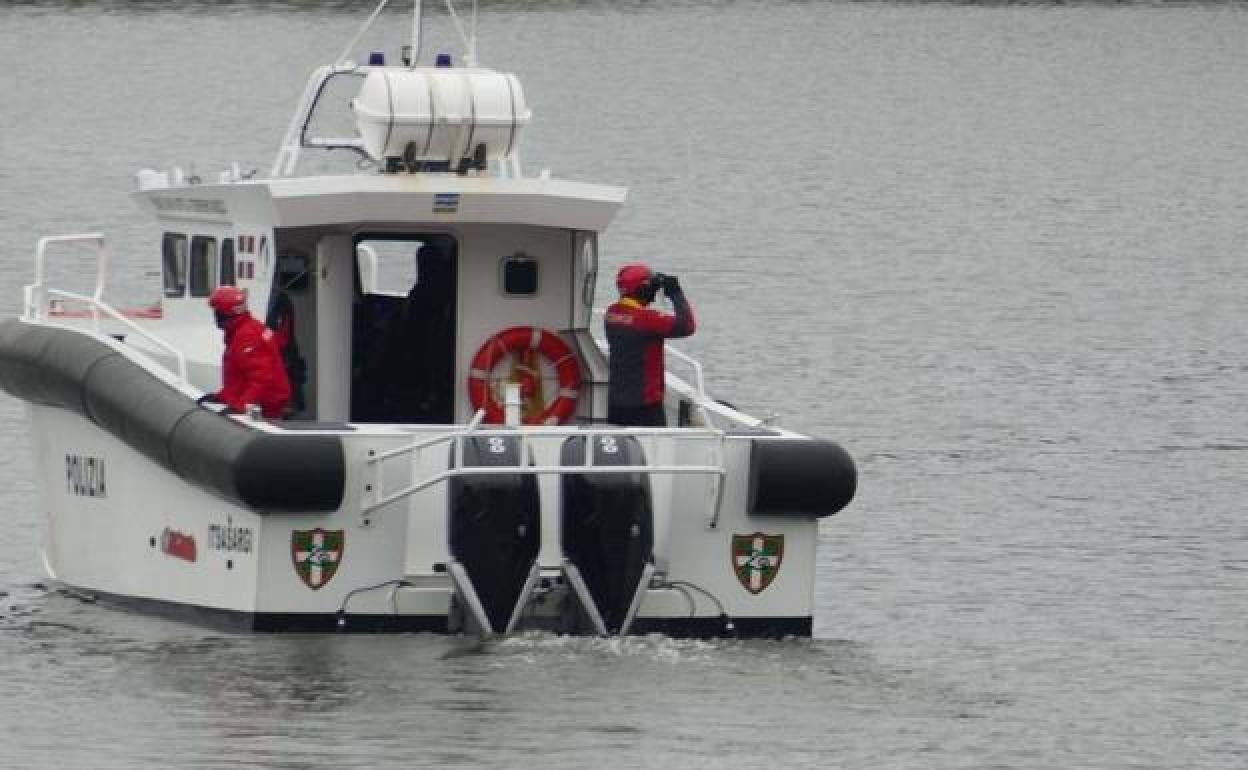 La embarcación 'Itsasargi' de la Ertzaintza recorre el cauce de la ría en busca de nuevos restos humanos. 