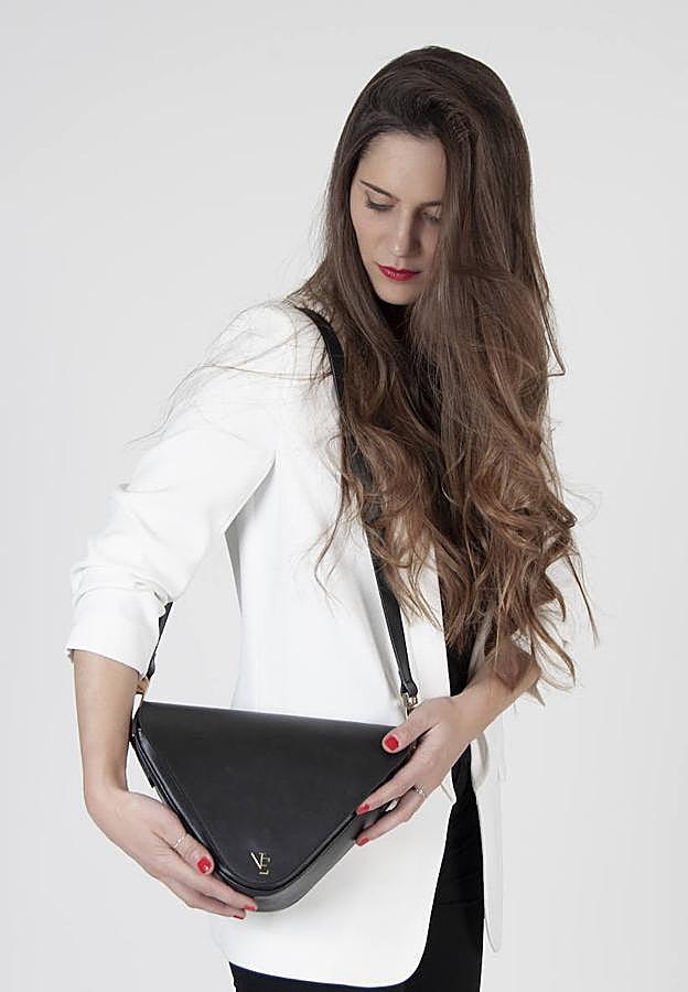 Con uno de sus originales modelos expuestos en Tabacalera.