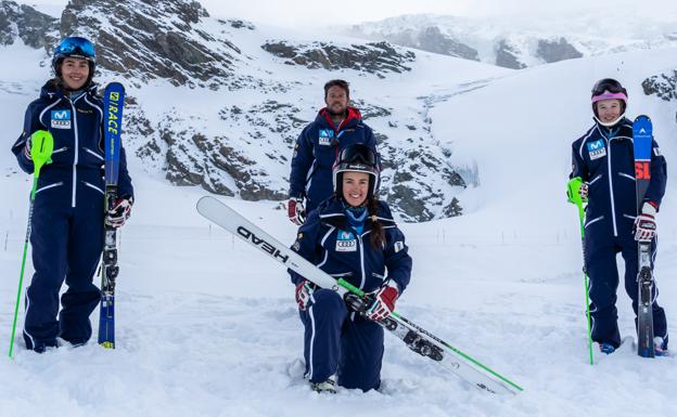 Imagen principal - Arriba, Arrietta y June (derecha e izquierda) acompañadas por su entrenador y por otra esquiadora de la selección. En el medio, Arrietta en pleno descenso. Abajo, Arrietta en el podio de una de las últimas carreras que ha disputado.