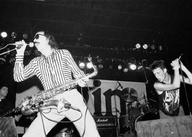 Imagen secundaria 1 - El Boni y El Drogas, de Barricada, en concierto en 1984. En el festival presentaron 'Correr a ciegas' y 'El Rock Duro del Norte', en 1986 y 1989, respectivamente. Tito Aldama e Iñaki Garitaonaindia, Gari, de Hertzainak, en concierto en Vitoria en 1984. Txarli y Evaristo, de La Polla Records, tras un cocnierto de la Escuela de Ingenieros de Caminos en la Universidad Complutense de Madrid, en 1985.