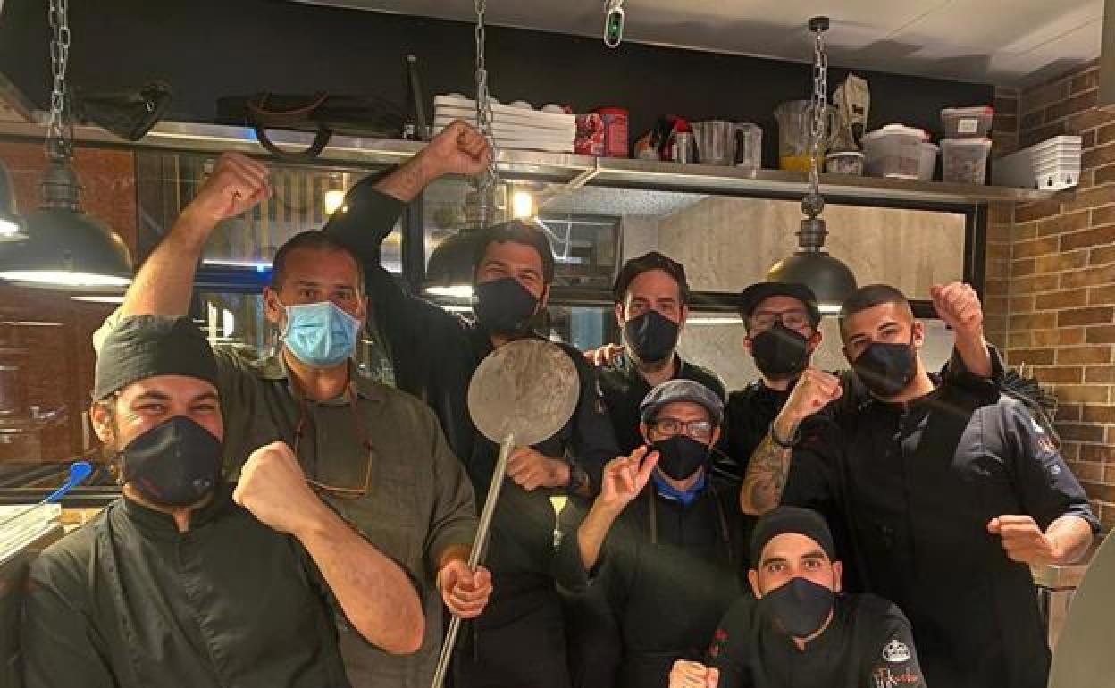 David de Jorge, junto al equipo de Fokacha, la trattoria italianasituada en Madrid. 