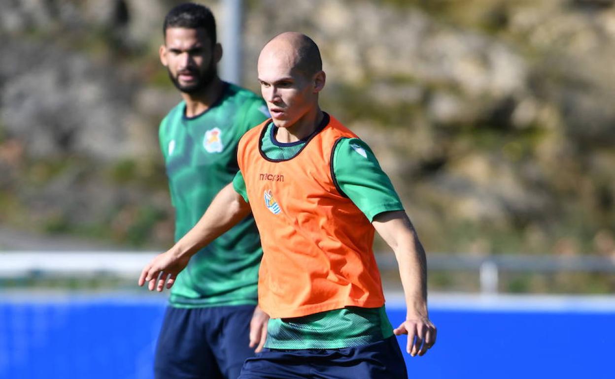 Jon Guridi juega el balón ante la mirada de Willian José en un entrenamiento en Zubieta.