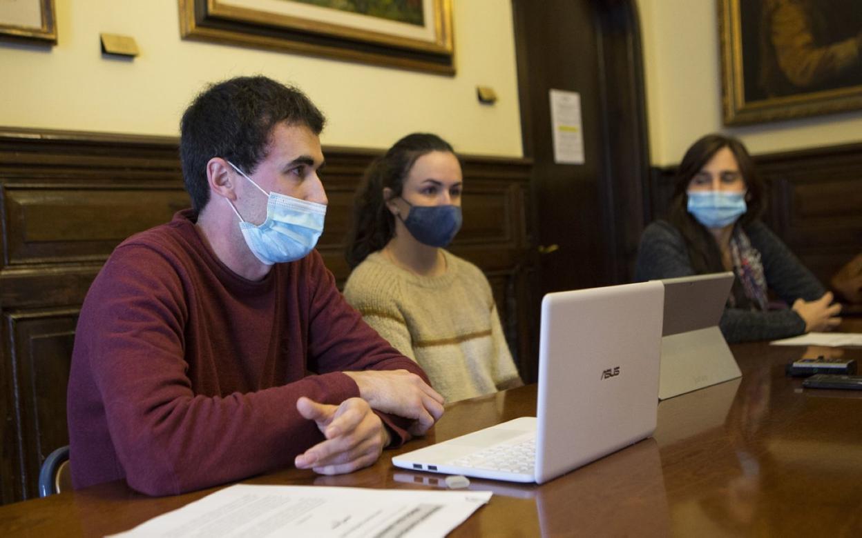 Unai y Maialen Oiartzun, autores de la investigación, y la delegada de Euskera, Miren Echeveste.
