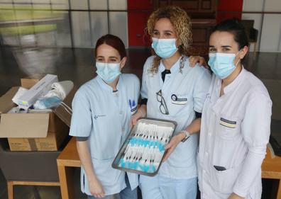 Imagen secundaria 1 - Aplausos esta mañana en la residencia Caser Betharram de Hondarribia, donde 175 usuarios y trabajadores ya han recibido la vacuna completa. 