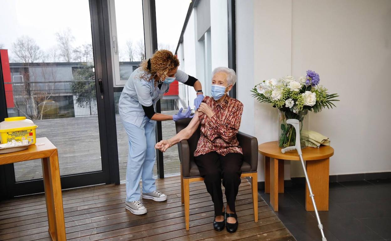La oiartzuarra Bernandina Escudero recibe la segunda dosis de la vacuna.