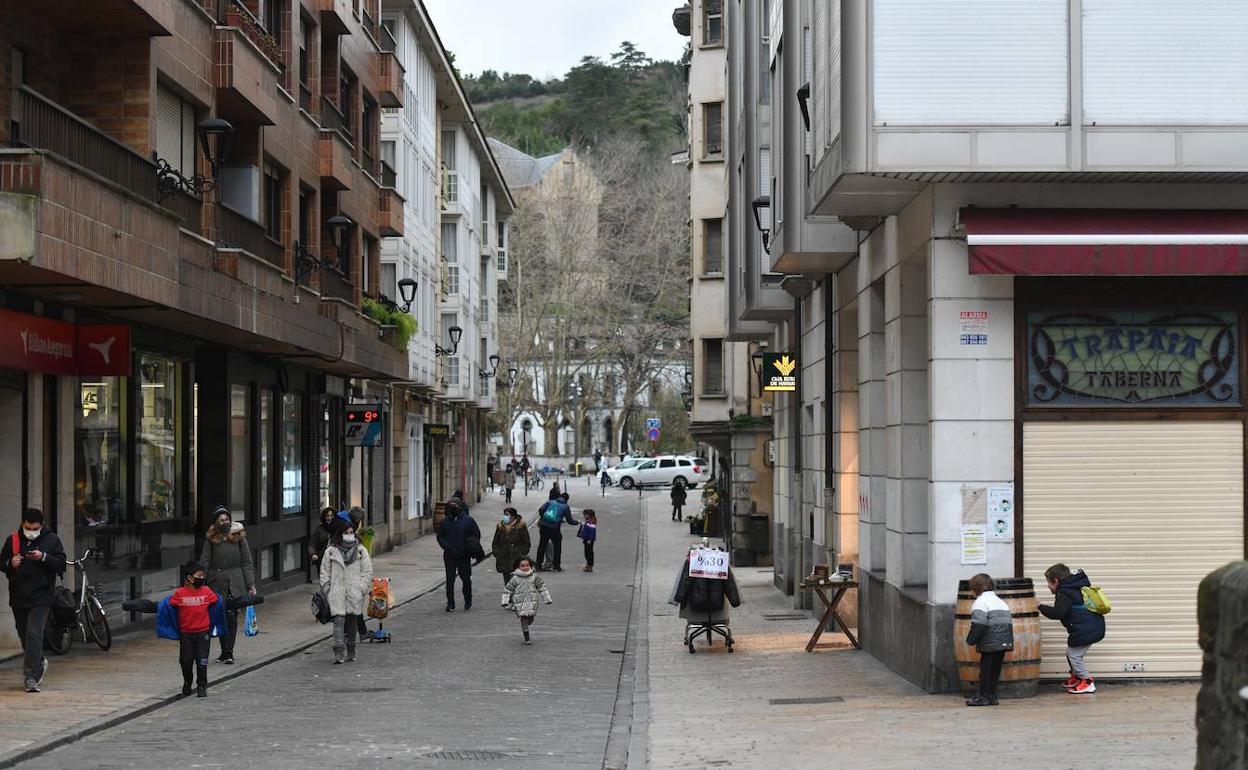 Zumaia es uno de los municipios guipuzcoanos que permanece confinado perimetralmente y donde la hostelería está cerrada.