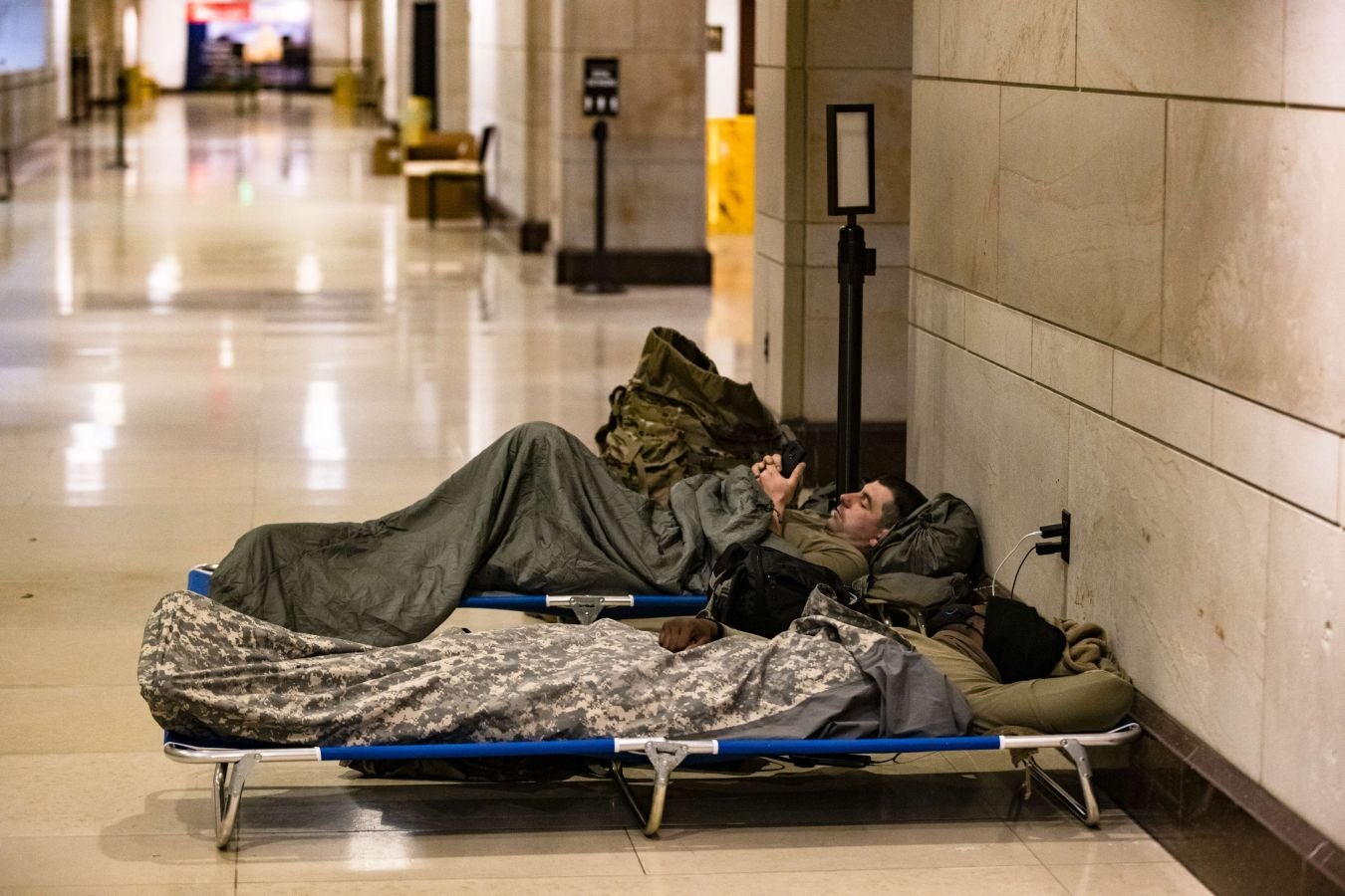 Soldados de la Guardia Nacional protegen desde hace días el lugar donde se oficializará la proclamación de Joe Biden como nuevo presidente de los Estados Unidos.