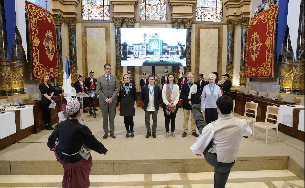 Unas Medallas al Mérito Ciudadano sin fecha, de lo poco que se salvará de la fiesta de la tamborrada 2021