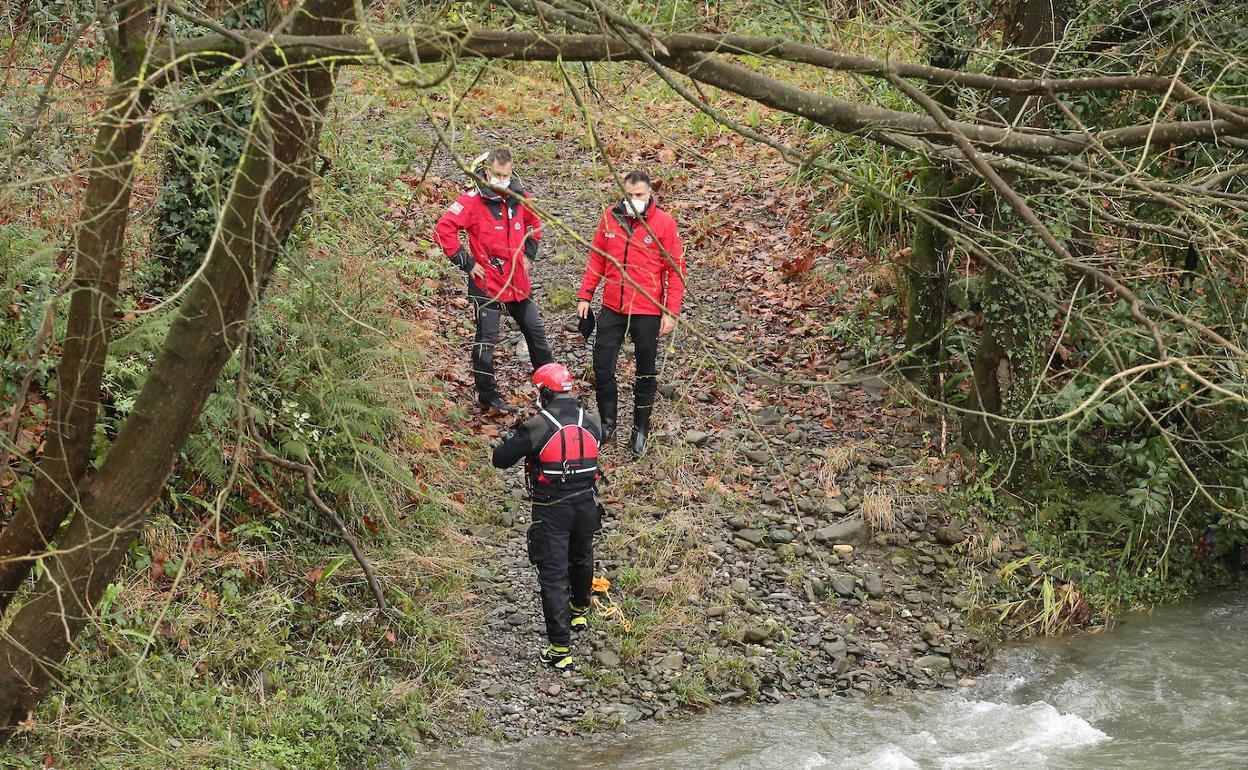 Ertzainas investigan el lugar donde fue encontrado el cuerpo sin vida de Aintzane Pujana junto al río Urola en Aizarnazabal. 