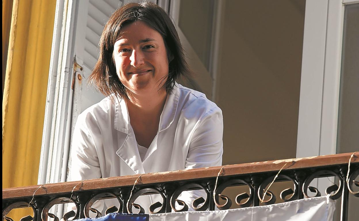 Ayer fue un día de comenzar a decorar los balcones con la bandera de la ciudad, como hizo esta vecina de la calle Elkano de Donostia.