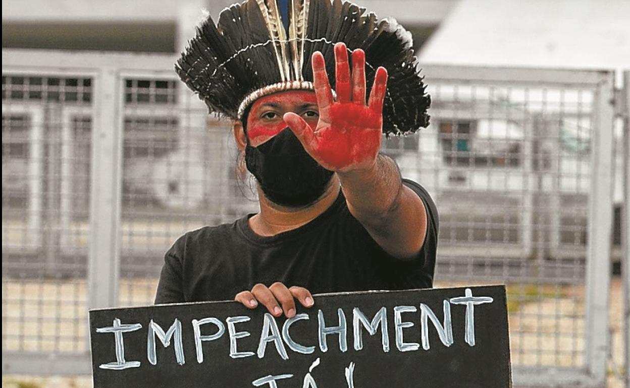 Txertaketa arintzea eta Bolsonaro kargugabetzea eskatzeko deitutako protesta, atzo Brasilian