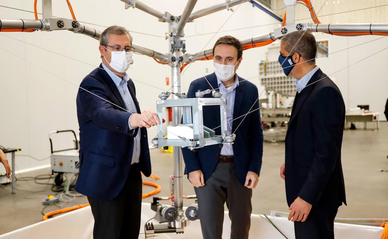 El diputado general, Markel Olano, el diputado de Promoción Económica, Jabier Larrañaga y el consejero delegado de AVS, Miguel Angel Carrera, durante la visita a las instalaciones de la empresa elgoibartarra. 