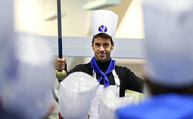 Xabi Prieto dirige la tamborrada en Zubieta. 