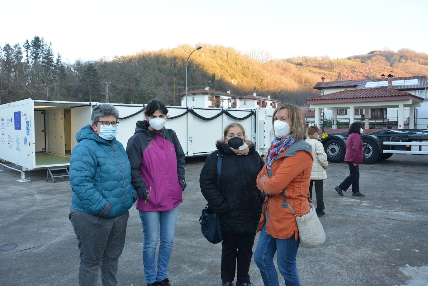 Trabajadoras sociales ante la unidad móvil en Oronoz-Mugairi