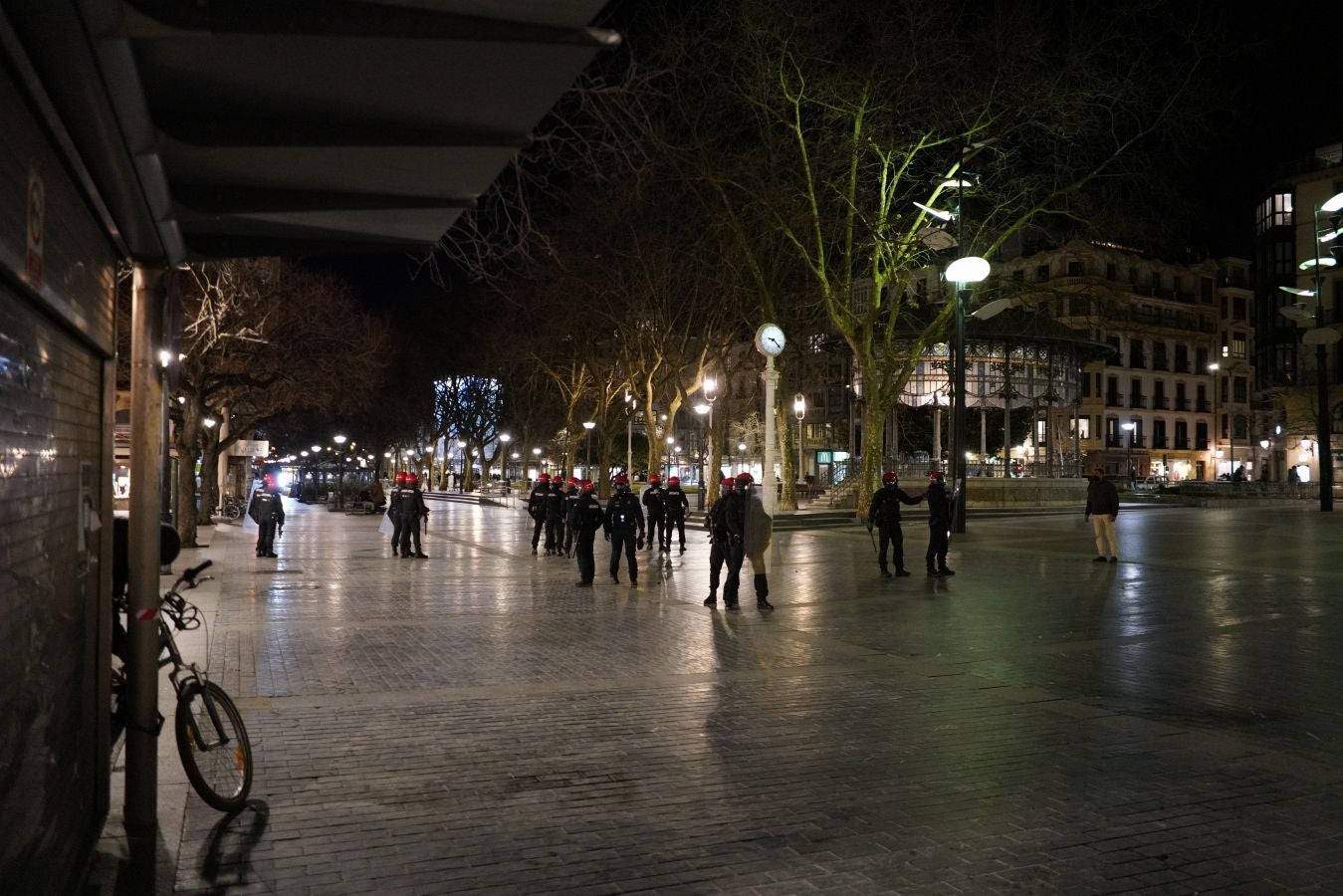 Fotos: Incidentes en la Parte Vieja empañan el día de San Sebastián a última hora