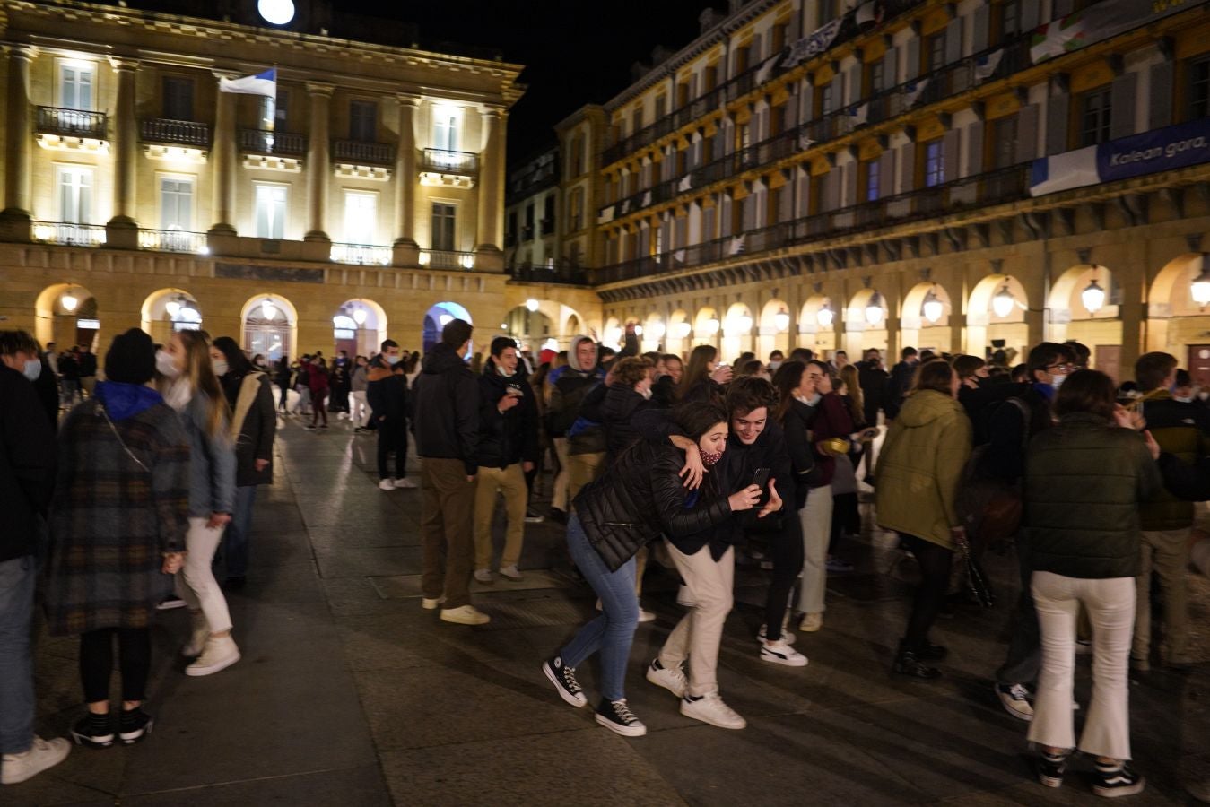 Fotos: Incidentes en la Parte Vieja empañan el día de San Sebastián a última hora