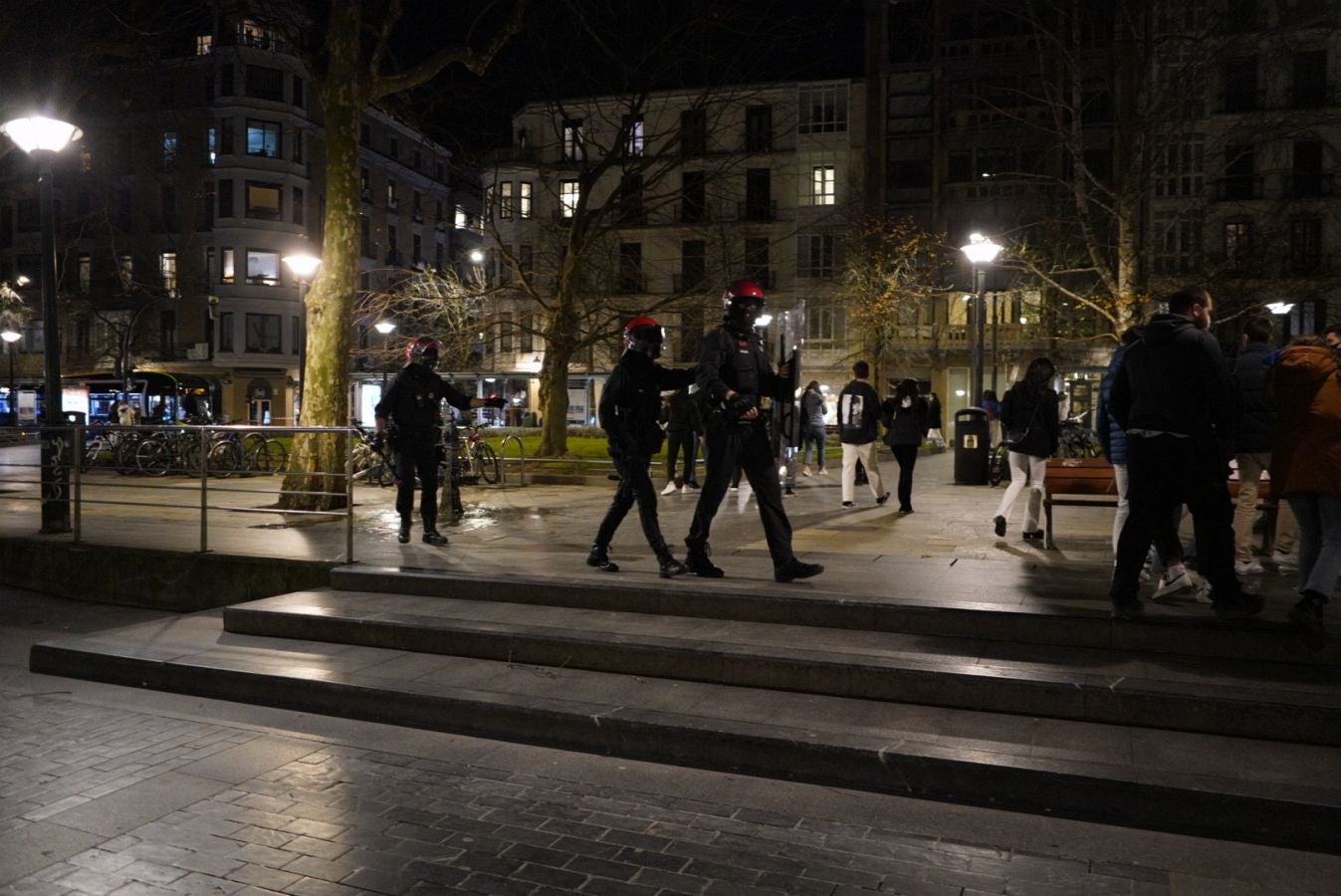 Fotos: Incidentes en la Parte Vieja empañan el día de San Sebastián a última hora