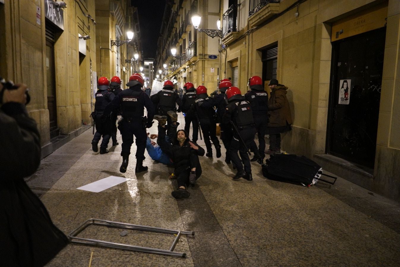Fotos: Incidentes en la Parte Vieja empañan el día de San Sebastián a última hora