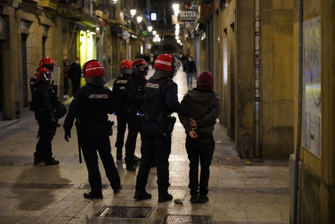 Fotos: Incidentes en la Parte Vieja empañan el día de San Sebastián a última hora