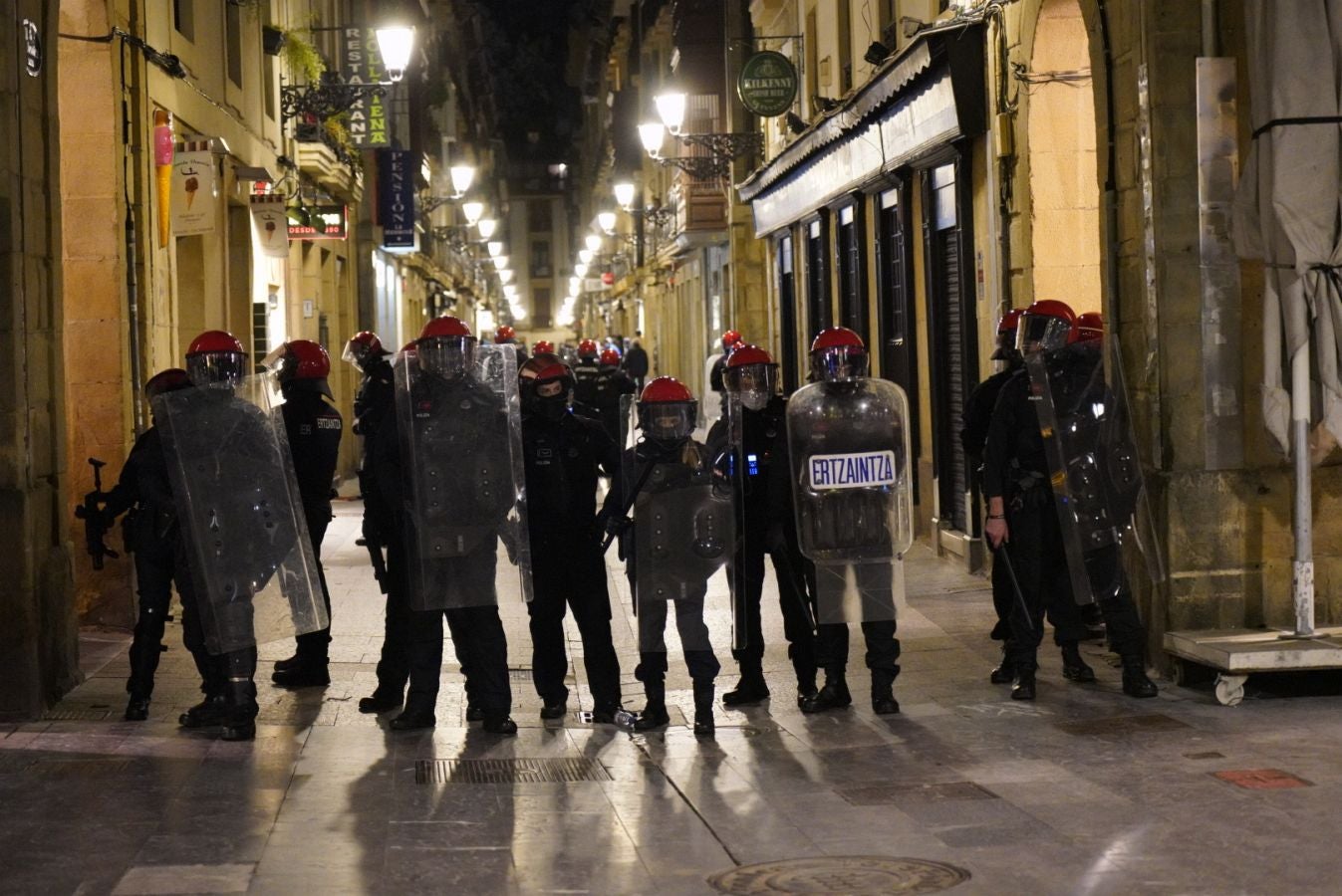 Fotos: Incidentes en la Parte Vieja empañan el día de San Sebastián a última hora