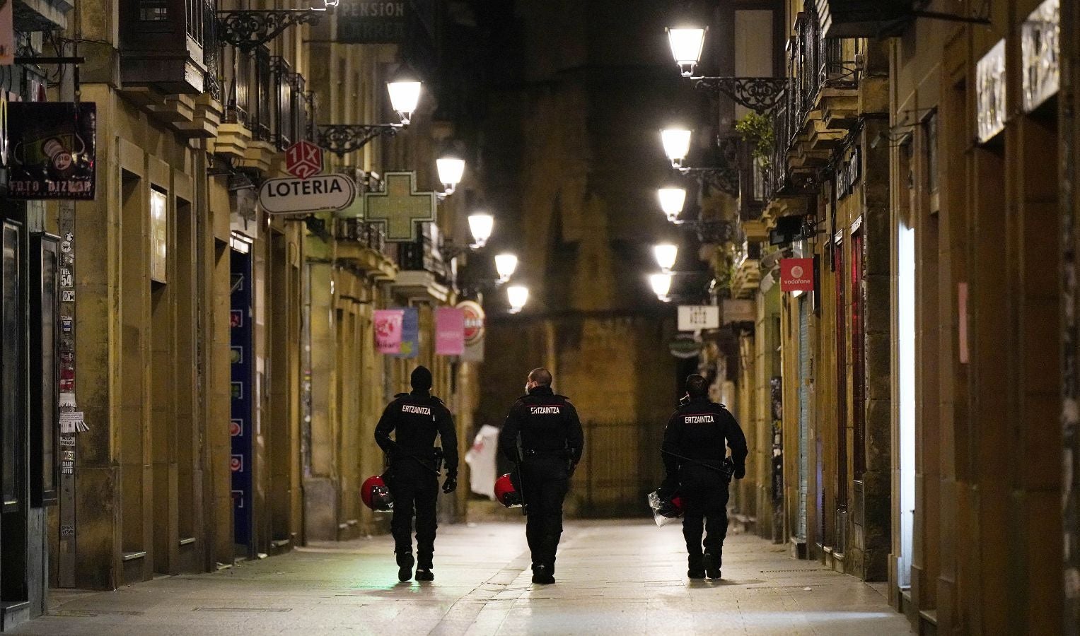 Fotos: Incidentes en la Parte Vieja empañan el día de San Sebastián a última hora