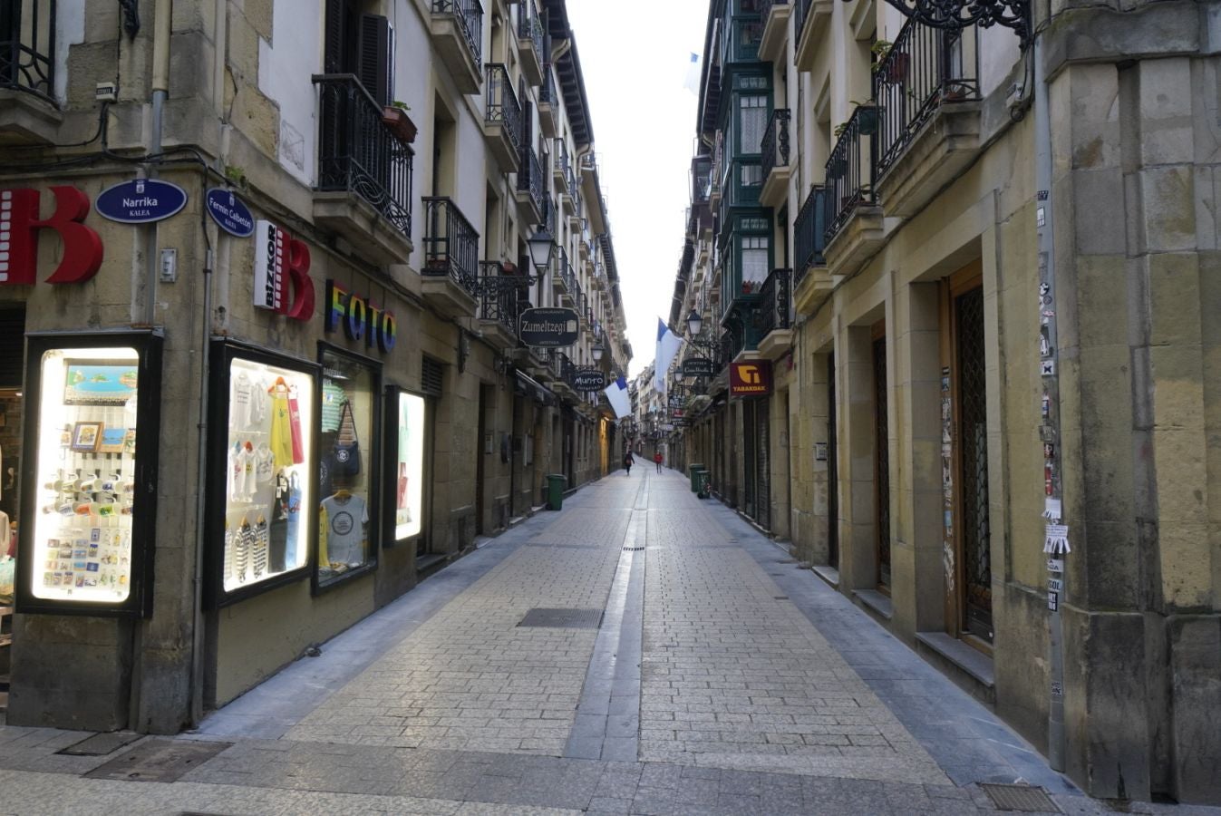 Está siendo el Día de San Sebastián más extraño de los últimos años. A pesar de las restricciones muchos donostiarras han salido a la calle a celebrar el día con todas las medidas de seguridad