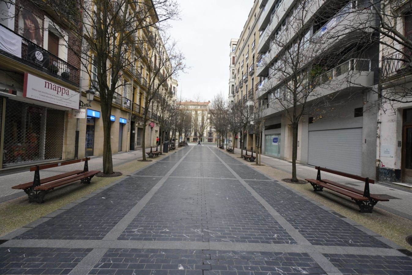 Está siendo el Día de San Sebastián más extraño de los últimos años. A pesar de las restricciones muchos donostiarras han salido a la calle a celebrar el día con todas las medidas de seguridad