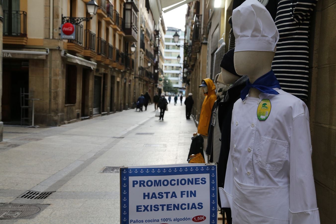 Está siendo el Día de San Sebastián más extraño de los últimos años. A pesar de las restricciones muchos donostiarras han salido a la calle a celebrar el día con todas las medidas de seguridad