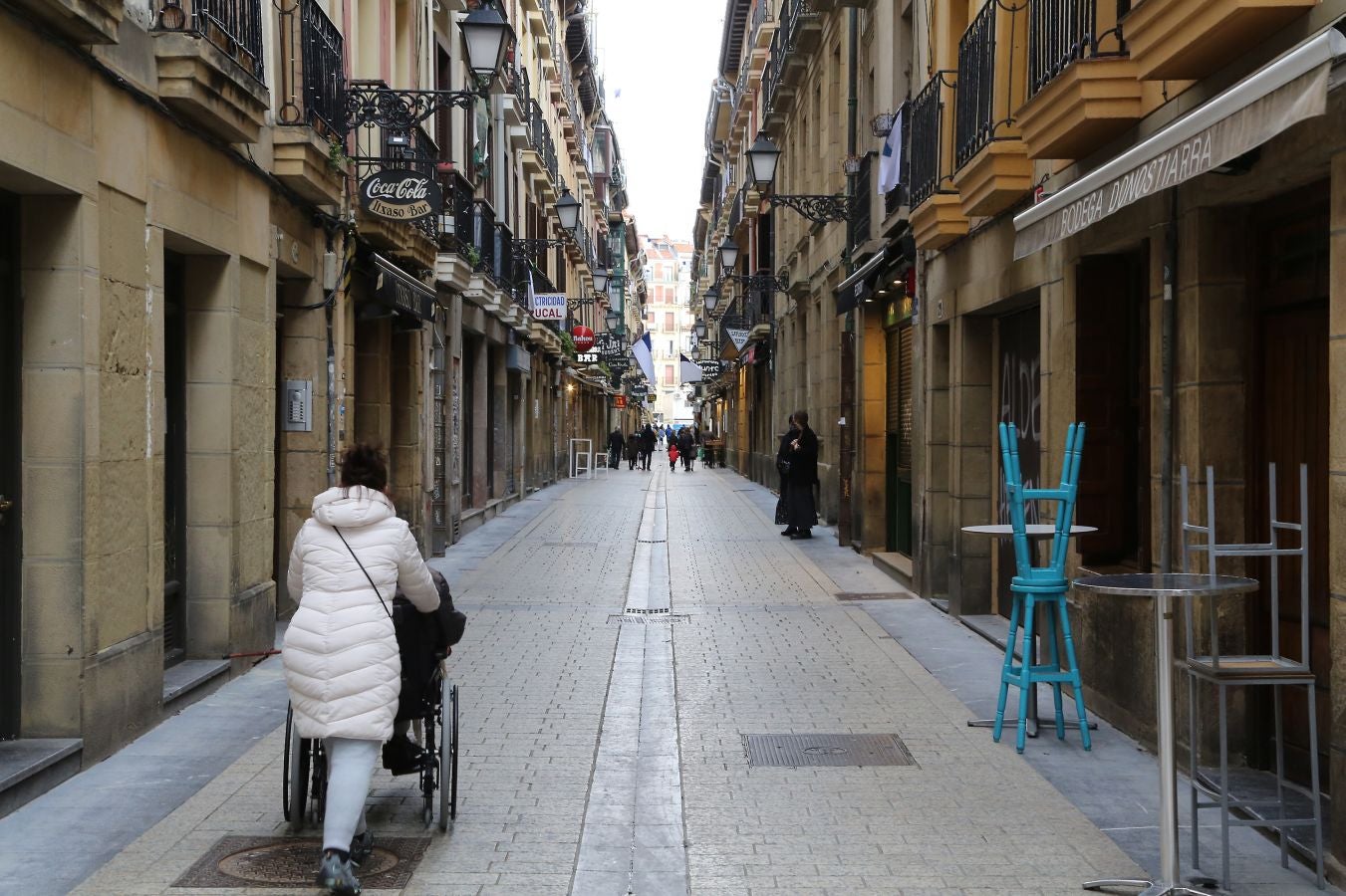 Está siendo el Día de San Sebastián más extraño de los últimos años. A pesar de las restricciones muchos donostiarras han salido a la calle a celebrar el día con todas las medidas de seguridad