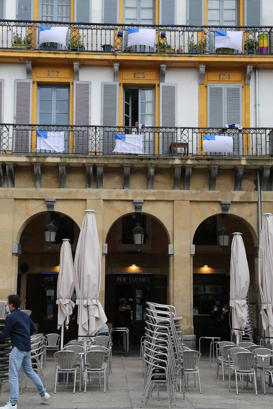 Está siendo el Día de San Sebastián más extraño de los últimos años. A pesar de las restricciones muchos donostiarras han salido a la calle a celebrar el día con todas las medidas de seguridad