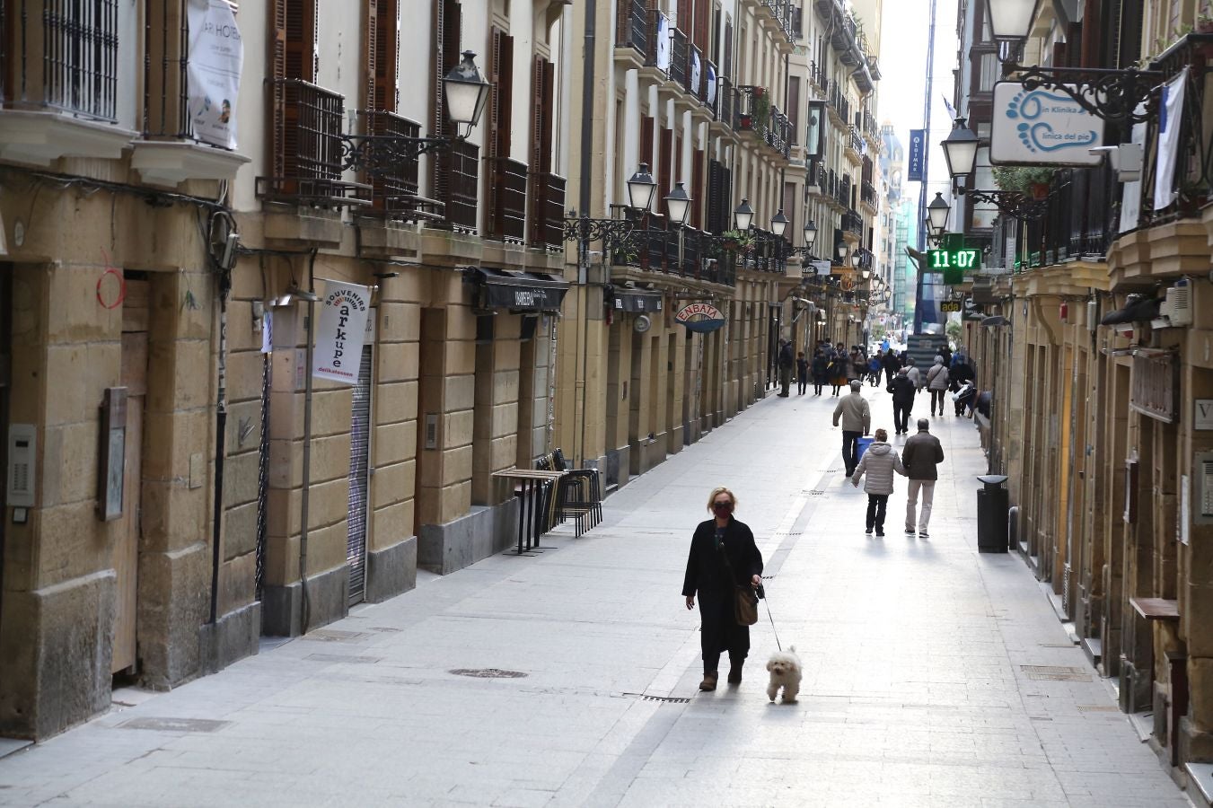 Está siendo el Día de San Sebastián más extraño de los últimos años. A pesar de las restricciones muchos donostiarras han salido a la calle a celebrar el día con todas las medidas de seguridad