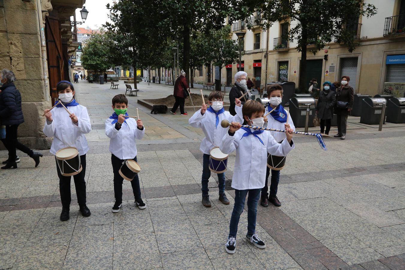 Está siendo el Día de San Sebastián más extraño de los últimos años. A pesar de las restricciones muchos donostiarras han salido a la calle a celebrar el día con todas las medidas de seguridad