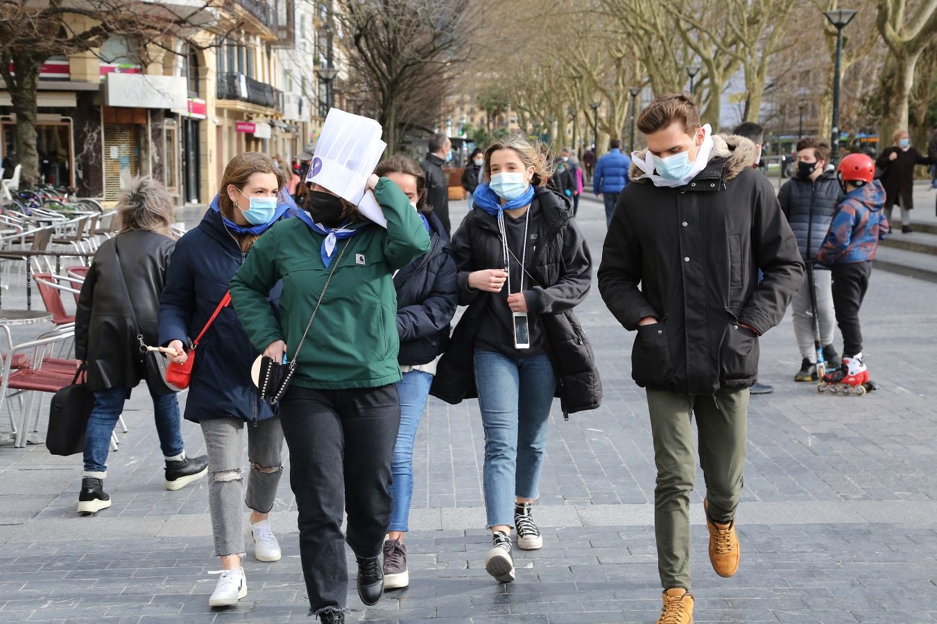 Está siendo el Día de San Sebastián más extraño de los últimos años. A pesar de las restricciones muchos donostiarras han salido a la calle a celebrar el día con todas las medidas de seguridad