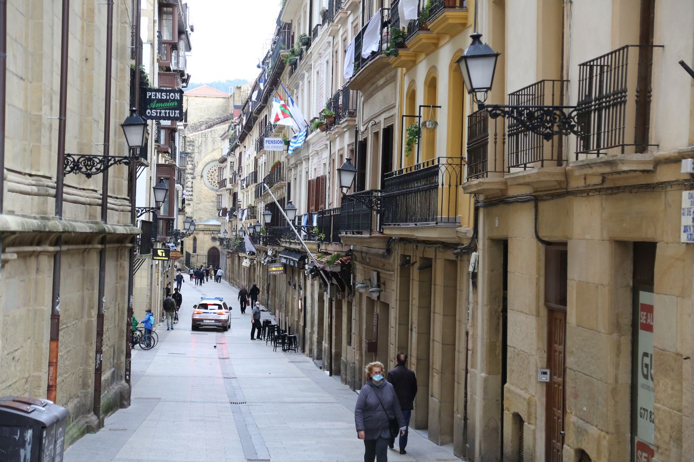 Está siendo el Día de San Sebastián más extraño de los últimos años. A pesar de las restricciones muchos donostiarras han salido a la calle a celebrar el día con todas las medidas de seguridad