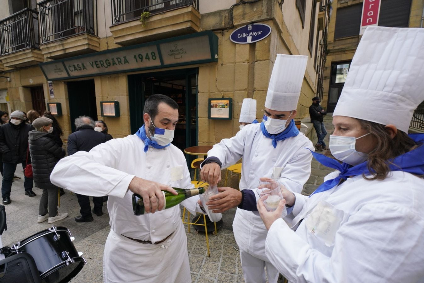 Está siendo el Día de San Sebastián más extraño de los últimos años. A pesar de las restricciones muchos donostiarras han salido a la calle a celebrar el día con todas las medidas de seguridad