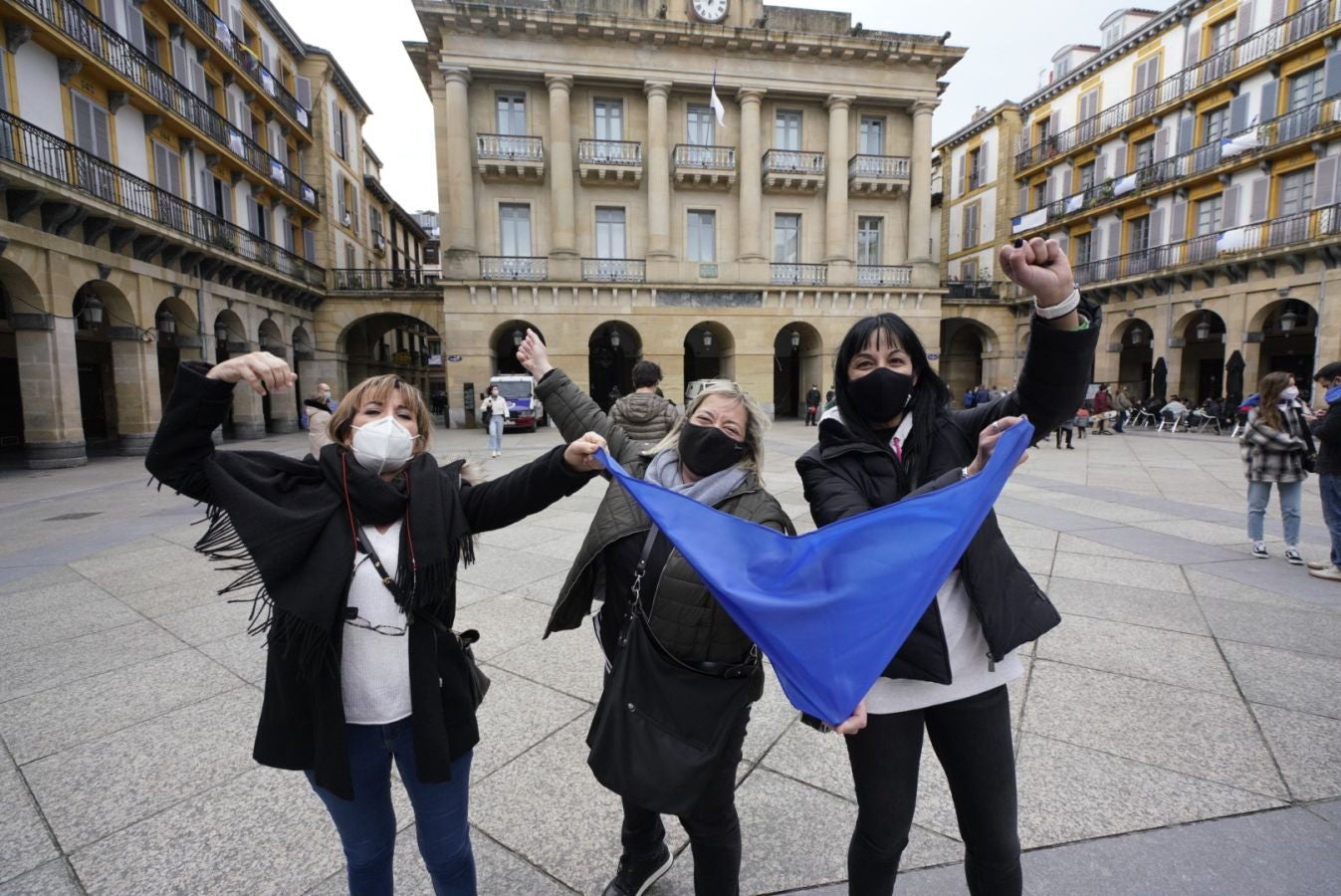 Está siendo el Día de San Sebastián más extraño de los últimos años. A pesar de las restricciones muchos donostiarras han salido a la calle a celebrar el día con todas las medidas de seguridad
