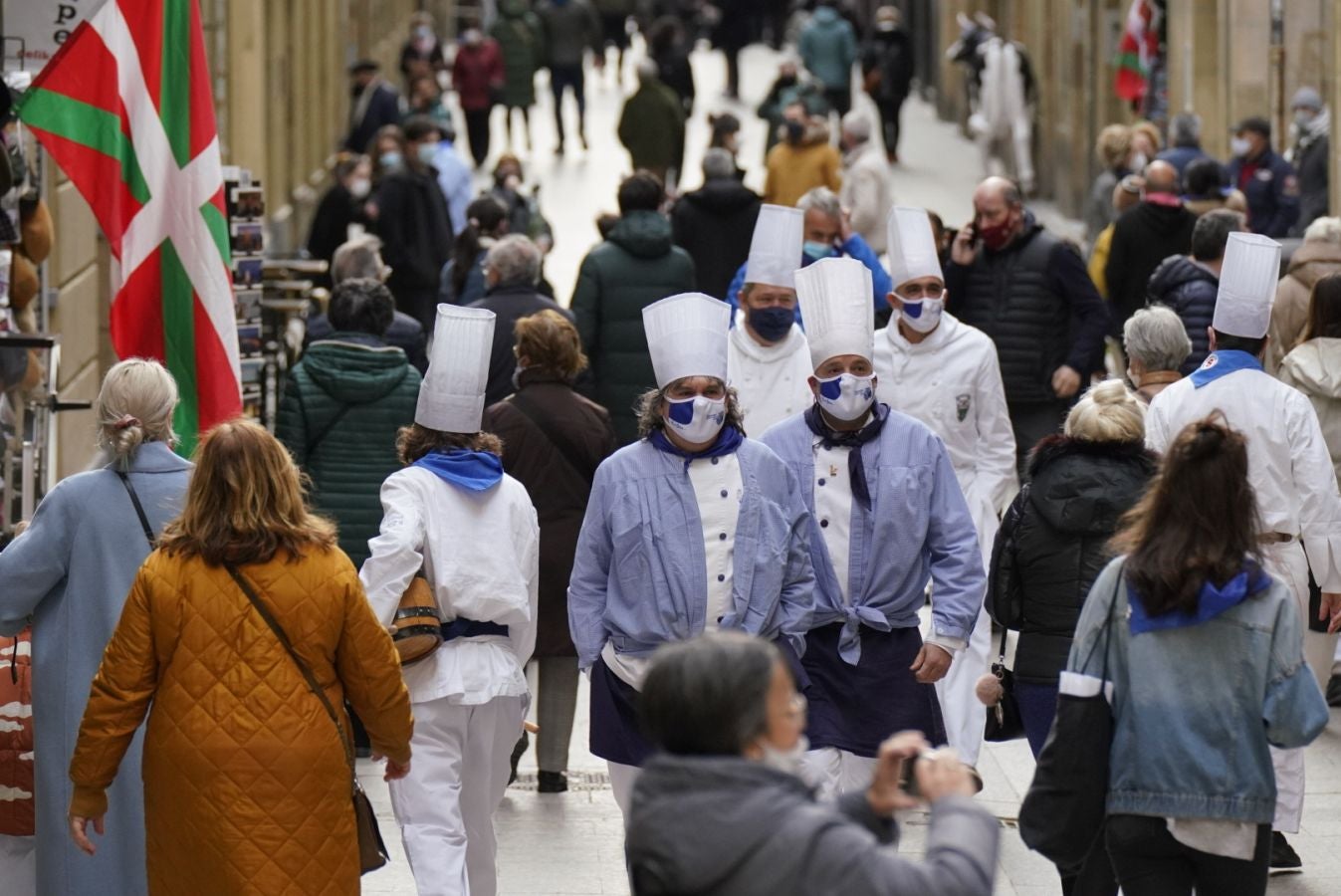 Está siendo el Día de San Sebastián más extraño de los últimos años. A pesar de las restricciones muchos donostiarras han salido a la calle a celebrar el día con todas las medidas de seguridad