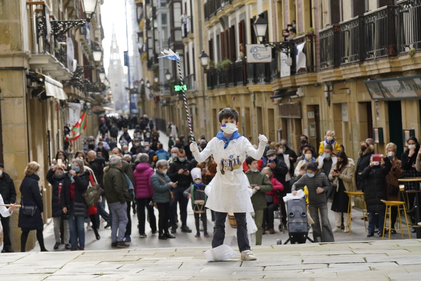 Está siendo el Día de San Sebastián más extraño de los últimos años. A pesar de las restricciones muchos donostiarras han salido a la calle a celebrar el día con todas las medidas de seguridad