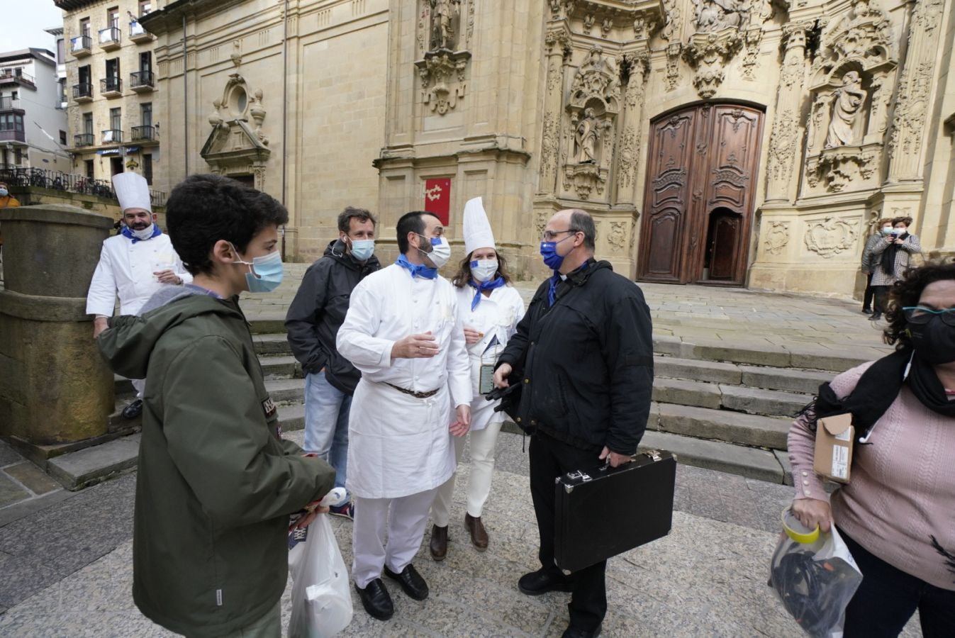 Está siendo el Día de San Sebastián más extraño de los últimos años. A pesar de las restricciones muchos donostiarras han salido a la calle a celebrar el día con todas las medidas de seguridad