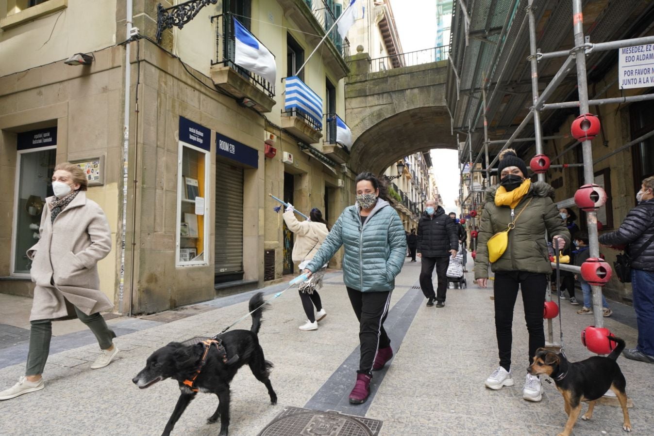 Está siendo el Día de San Sebastián más extraño de los últimos años. A pesar de las restricciones muchos donostiarras han salido a la calle a celebrar el día con todas las medidas de seguridad