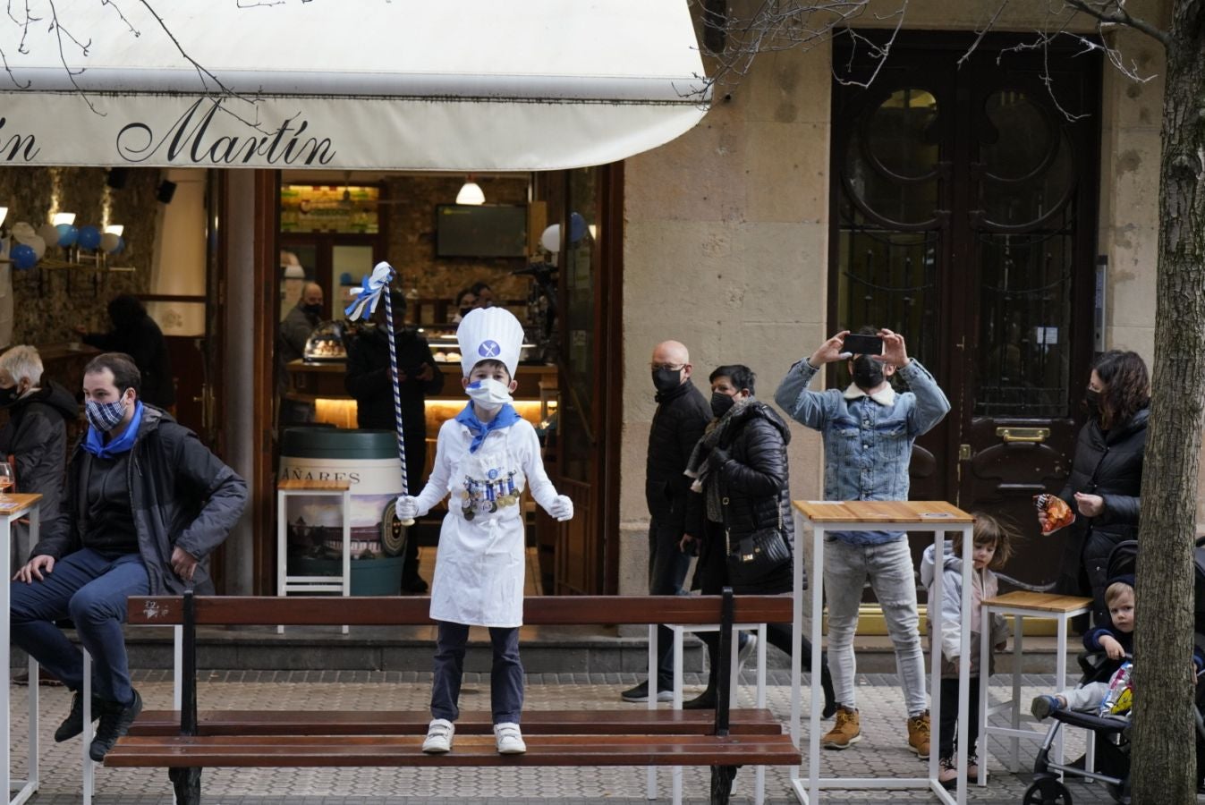 Está siendo el Día de San Sebastián más extraño de los últimos años. A pesar de las restricciones muchos donostiarras han salido a la calle a celebrar el día con todas las medidas de seguridad