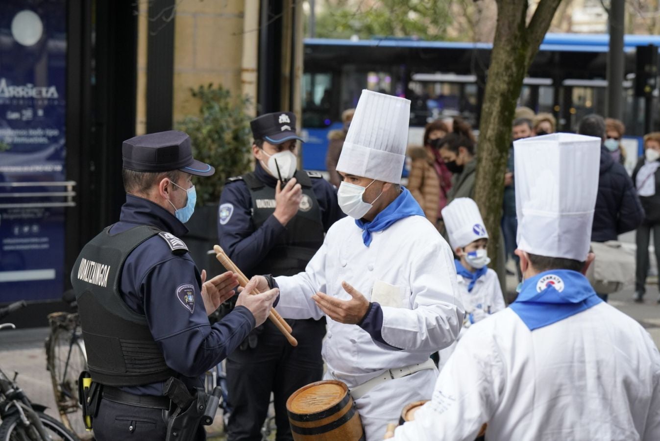 Está siendo el Día de San Sebastián más extraño de los últimos años. A pesar de las restricciones muchos donostiarras han salido a la calle a celebrar el día con todas las medidas de seguridad