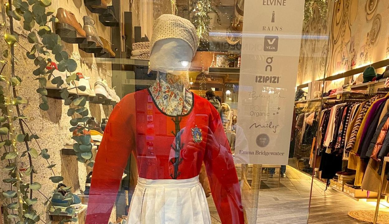 Un traje de las aguadoras de la tamborrada de la sociedad Gaztelubide. 