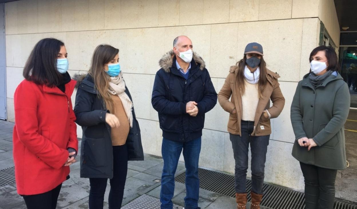 Las integrantes de Nepaldala, con Silanes y Larrarte. 