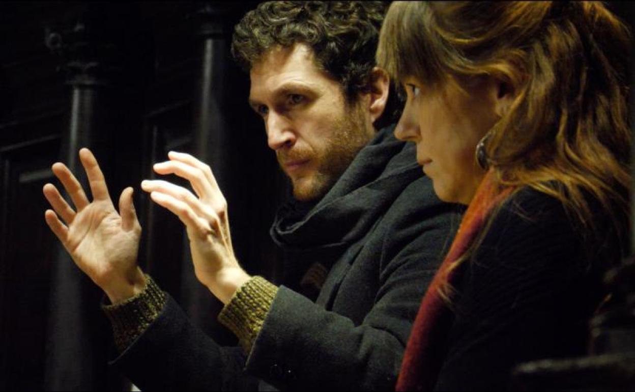 Asier LI, junto a la organista Ana Belén García, durante los preparativos del concierto. 