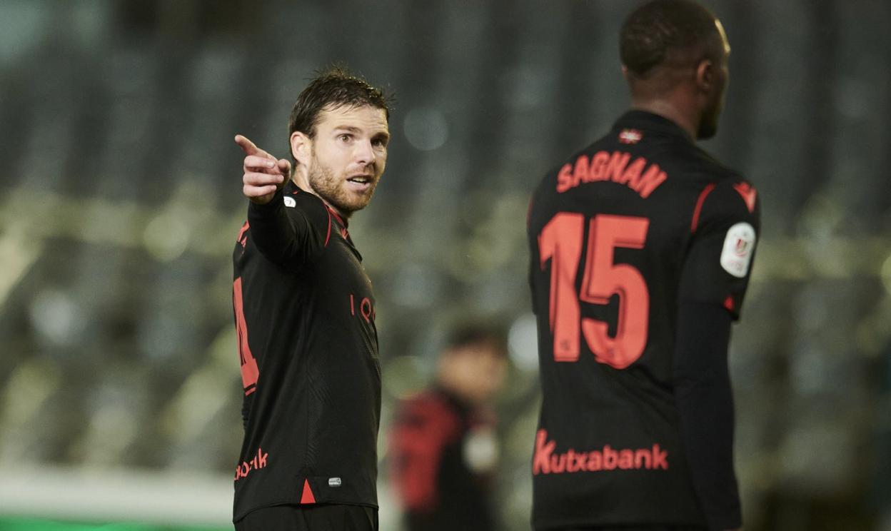 Illarramendi, igual de fino que cuando estaba en plena forma, da órdenes a sus compeñeros, como buen capitán, en el Nuevo Arcángel. 