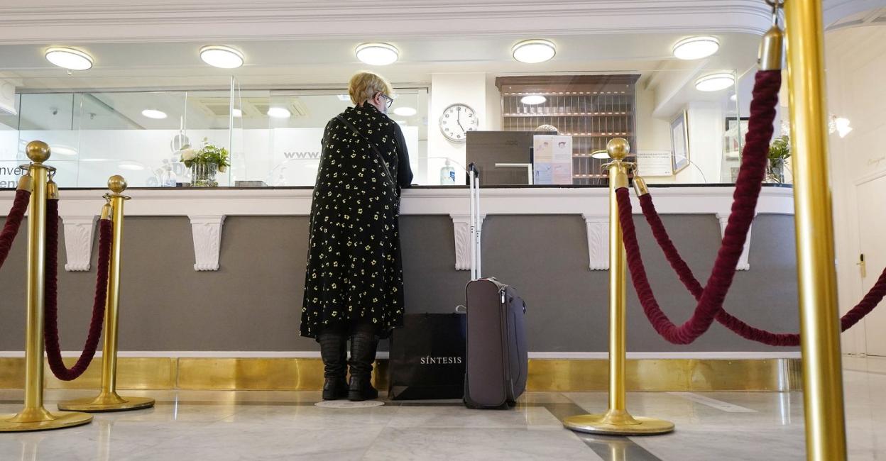 Una mujer es atendida en septiembre en el hotel de Londres, actualmente cerrado de forma temporal. 