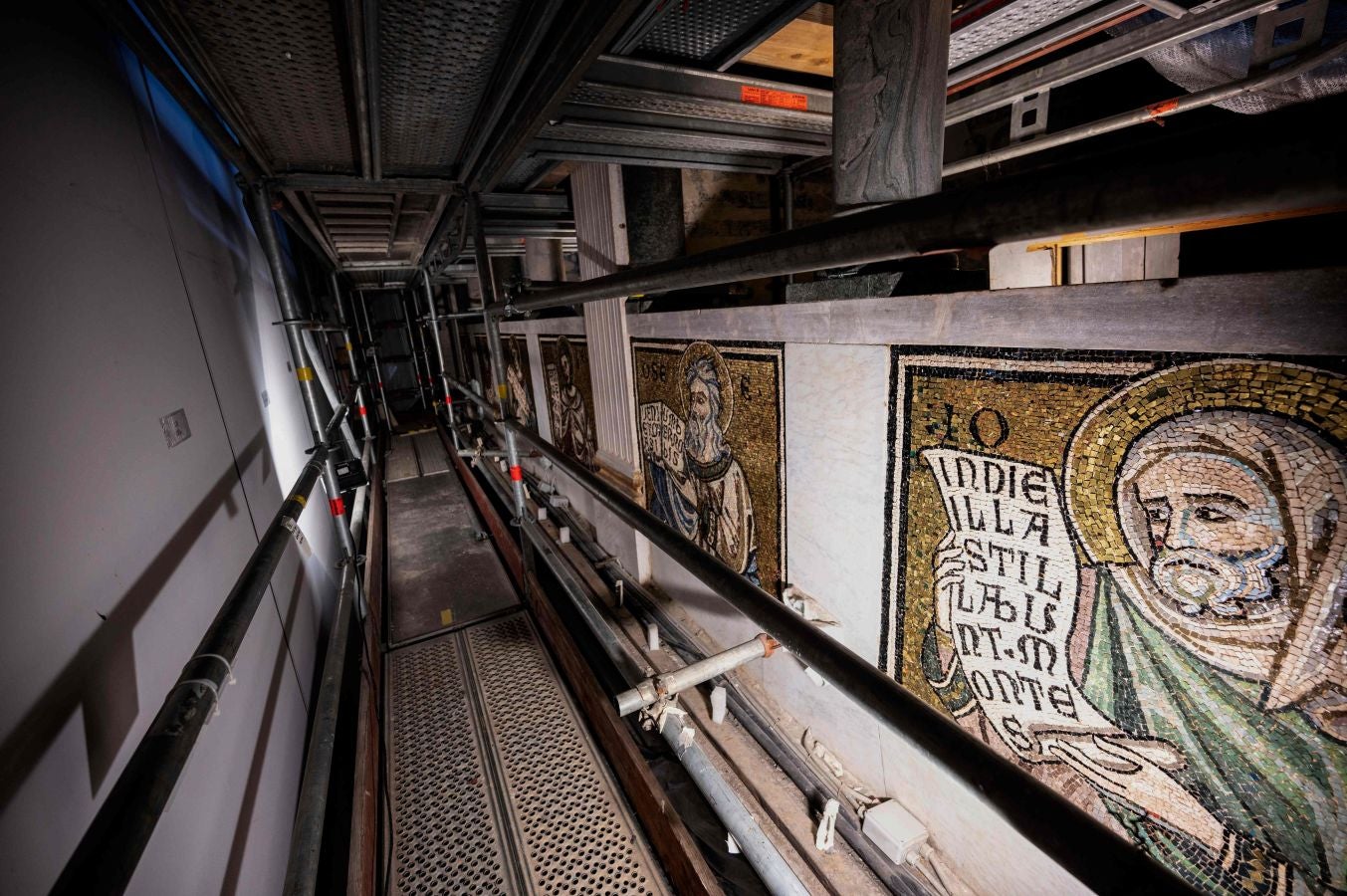 El Museo dell'Opera del Duomo en Florencia se encuentra en proceso de restauración. Los operarios cuidan al mínimo detalle las obras artísticas para que vuelvan a lucir como el primer día.