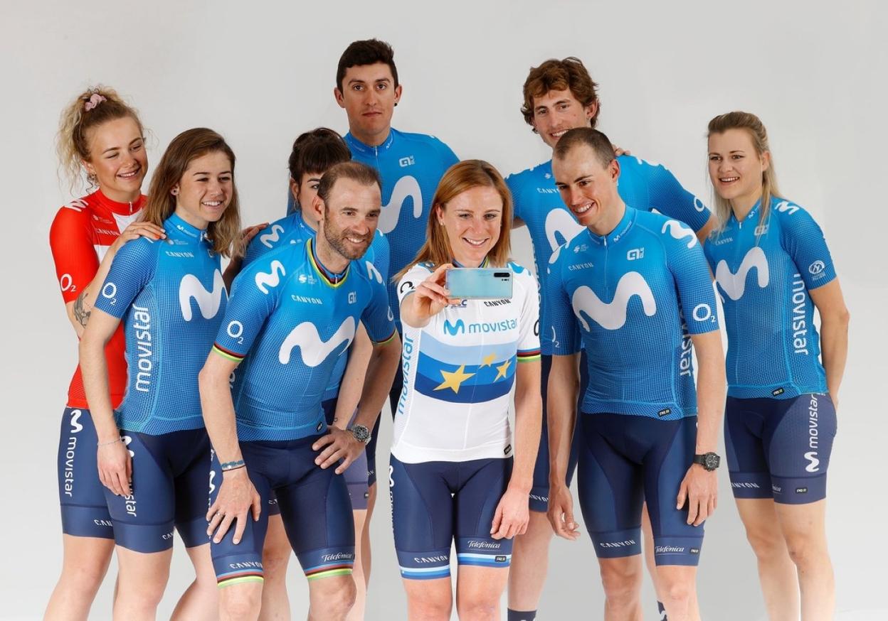 Annemiek van Vleuten se hace un selfie con varias de las figuras de los equipos Movistar. 
